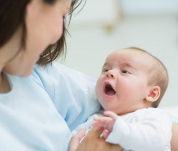 5. Calmez votre bébé (et vous-même) en lui chantant une berceuse